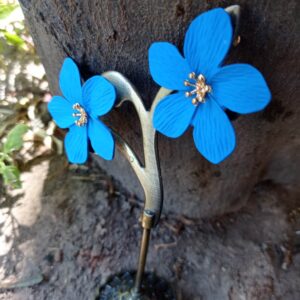Pendiente flor azul