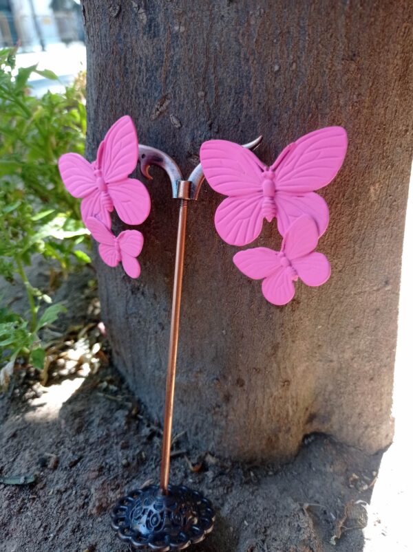 Pendiente mariposa rosa