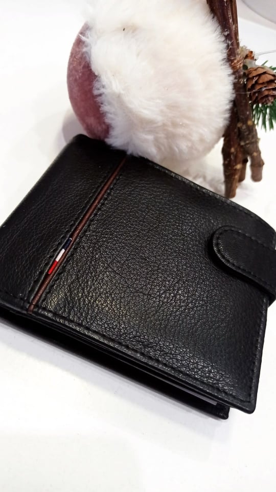 Completa cartera marrón caballero: lleva clip para cerrarla, monedero con cremallera y muchos departamentos para billetes y tarjetas.